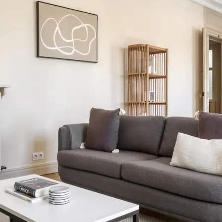 Appartement Moderne De Trois Chambres Apartment *