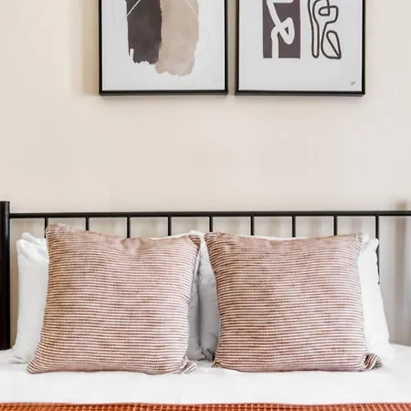 Appartement Moderne De Trois Chambres