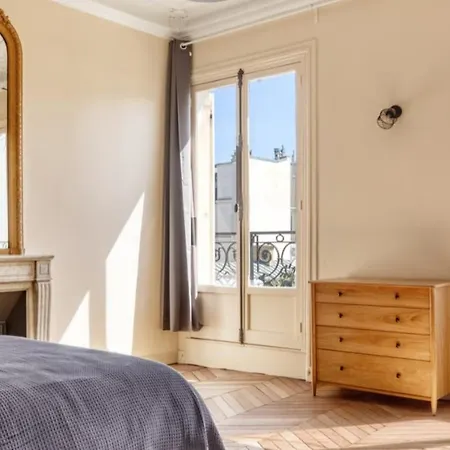 Appartement Moderne De Trois Chambres *